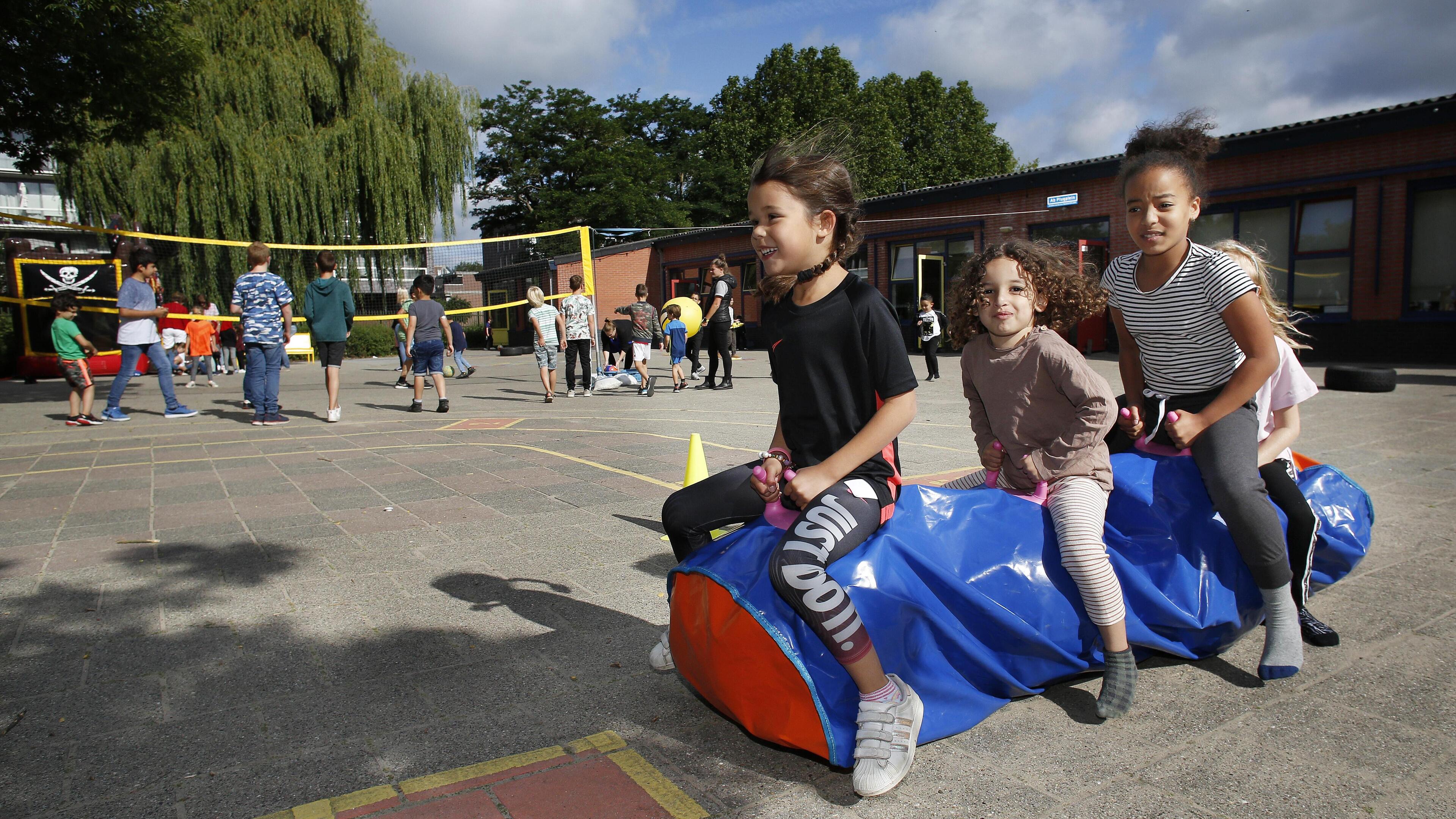 Leerlingen basisschool Bijvanck gaan op de laatste dag van het schooljaar lekker sportief tekeer